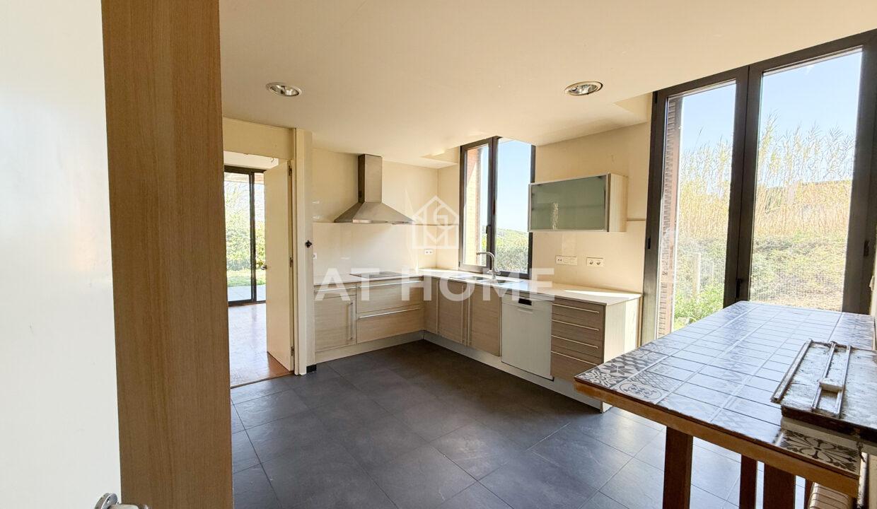 BDBC66D0-3EA4-4A9E-93C4-40BA576C9BD9