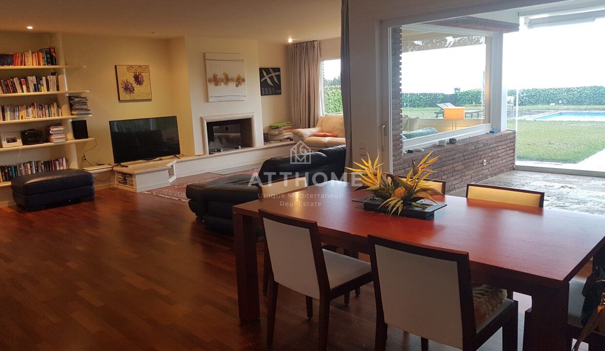 26 comedor con vistas jardin piscina